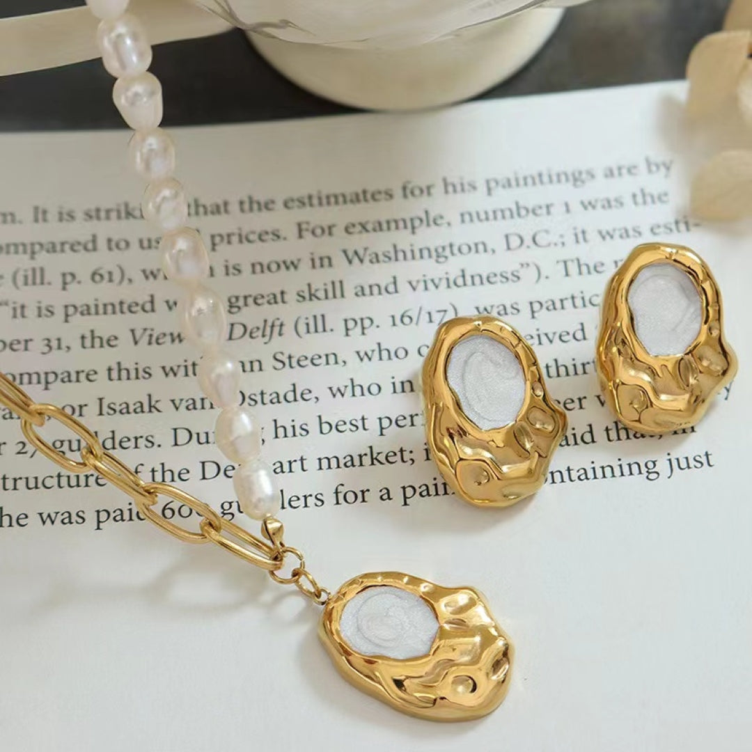 Pearl pendant necklace