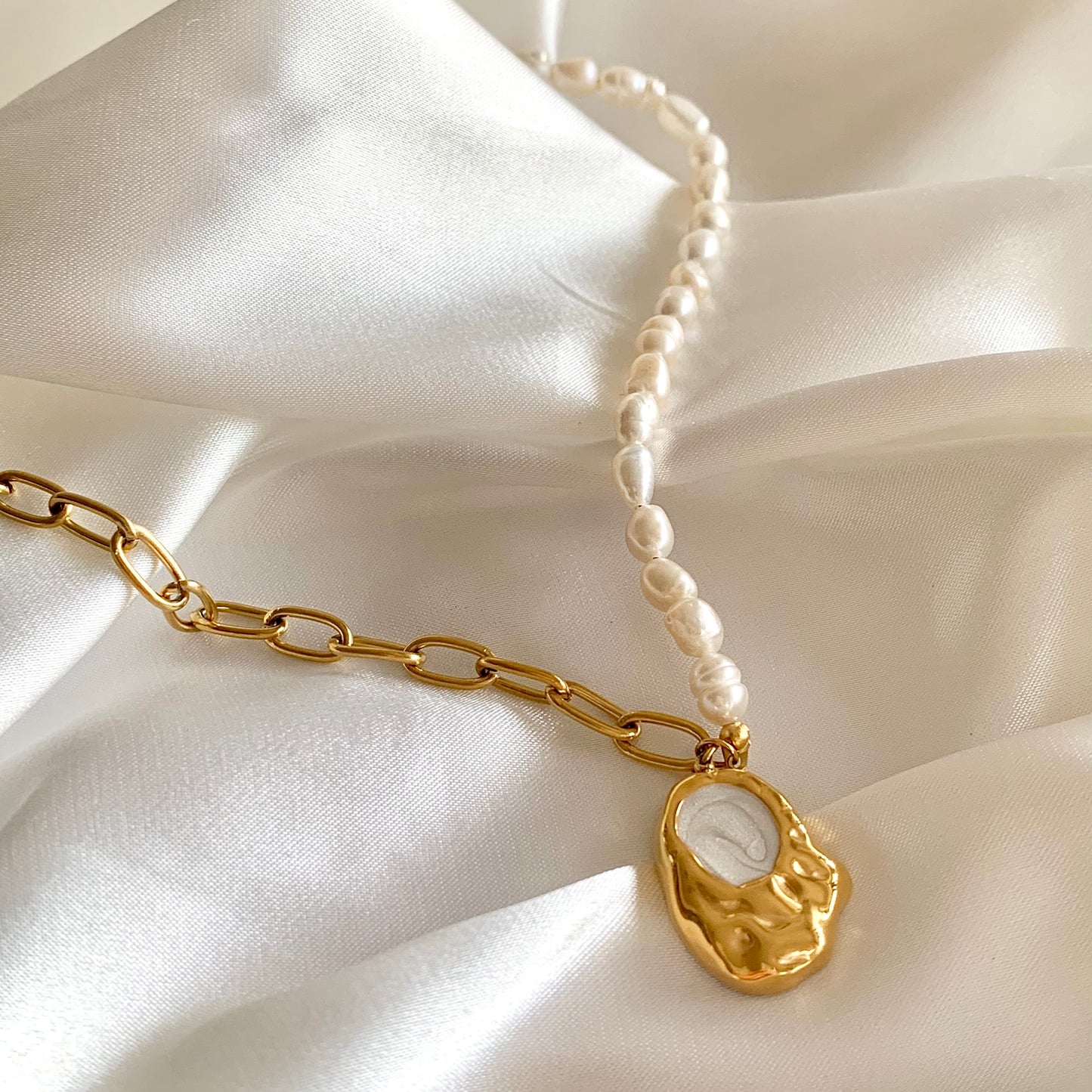 Pearl pendant necklace