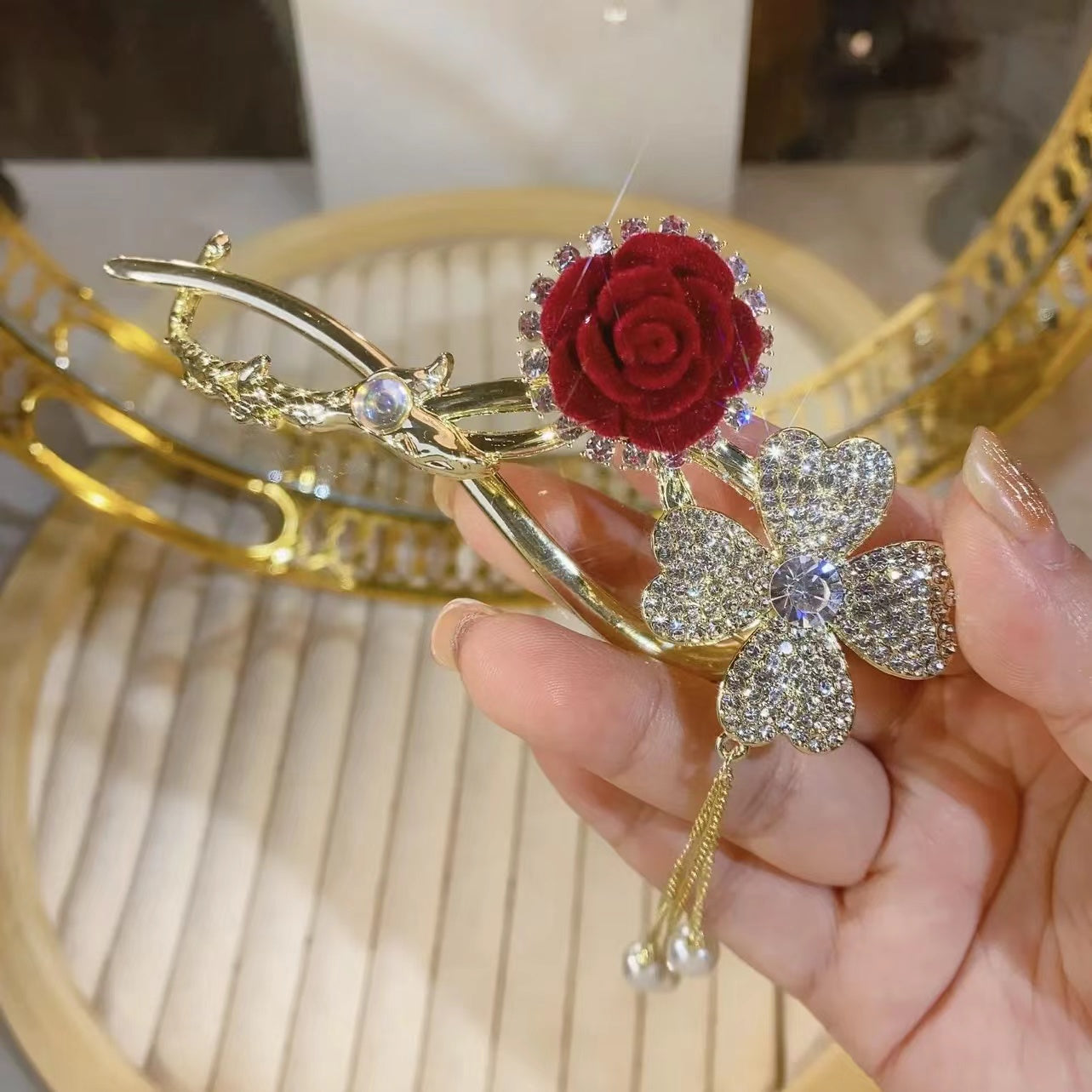 Rotatable rose hair clip