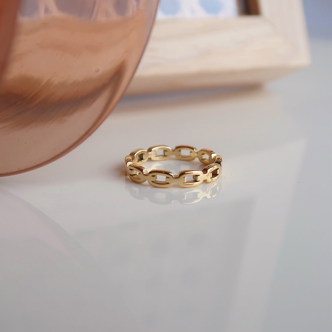 Retro Cutout Buckle Chain Ring