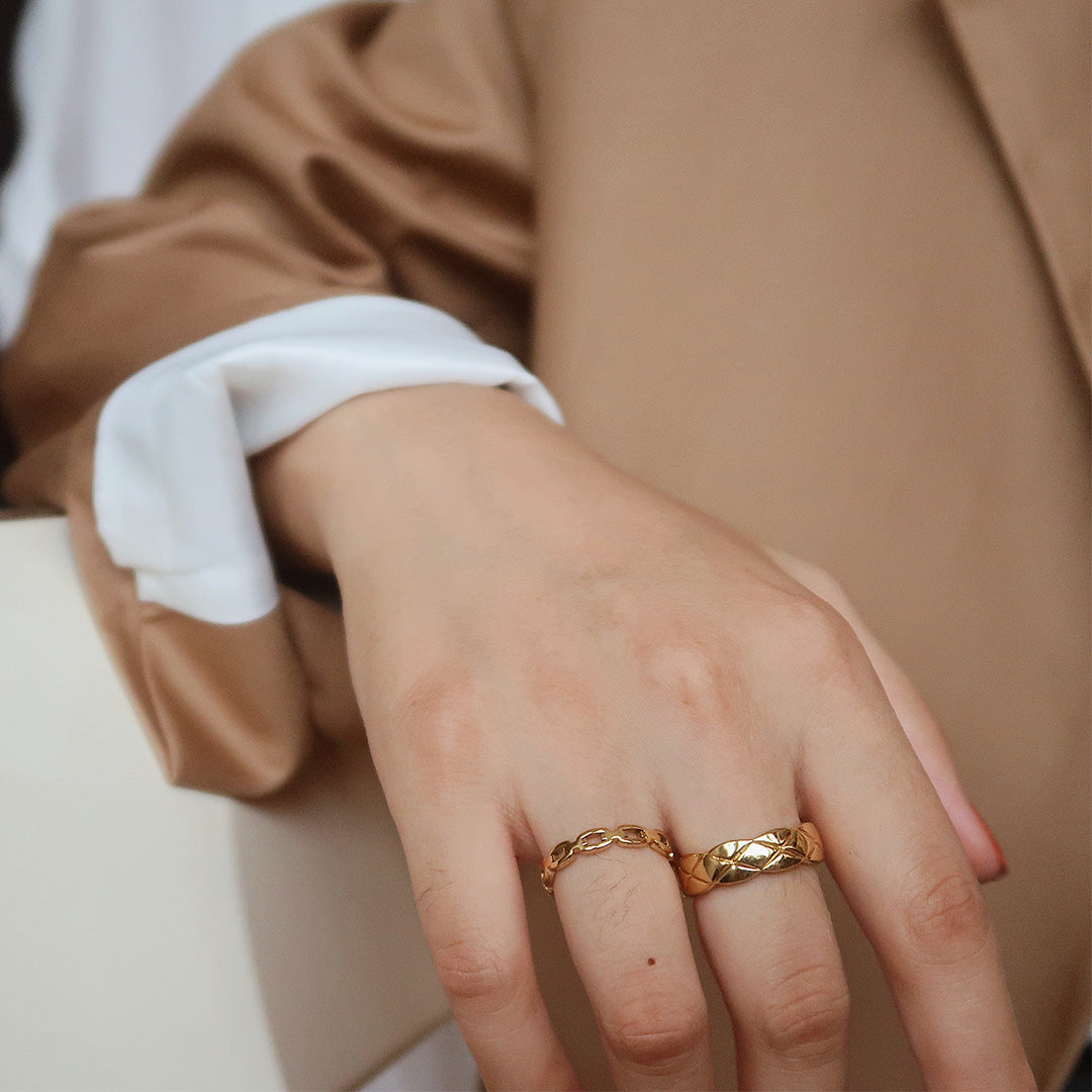 Retro Cutout Buckle Chain Ring
