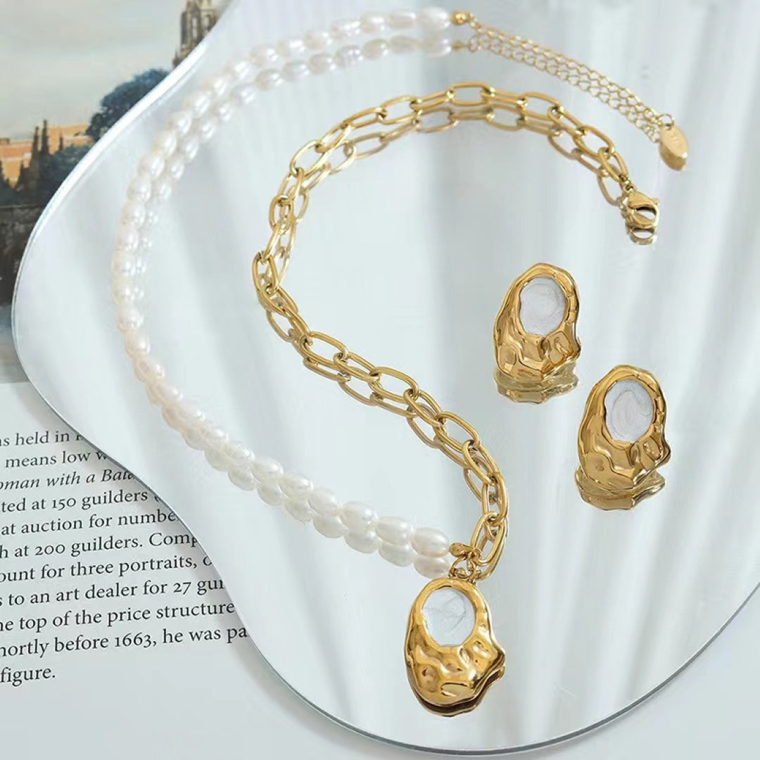 Pearl pendant necklace