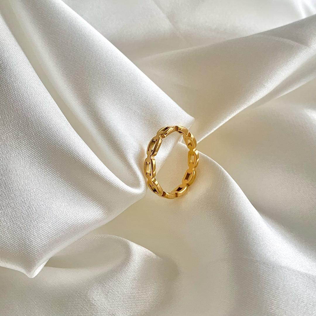 Retro Cutout Buckle Chain Ring